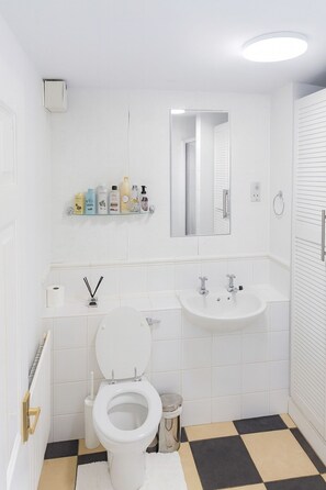 Shared Dormitory, 1 Bedroom, Smoking, Patio | Bathroom - Room-luxury Home Near Excel London City (London)