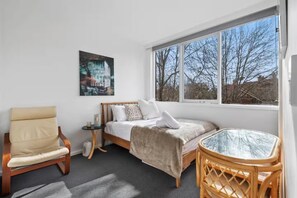 2 bedrooms, iron/ironing board, WiFi, bed sheets - Sunny St Kilda, 2br, 5wk short stay (St Kilda)