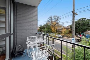 Outdoor dining - Sunny St Kilda, 2br, 5wk short stay (St Kilda)