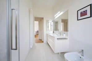 Shower, hair dryer, bidet, towels - Vatican Basilica luxury apartment (Roma)