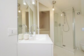 Shower, hair dryer, bidet, towels - Vatican Basilica luxury apartment (Roma)