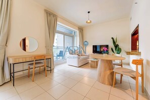 TV, offices - Premium Burj Views Studio with Pool View - Aspin (Dubai)