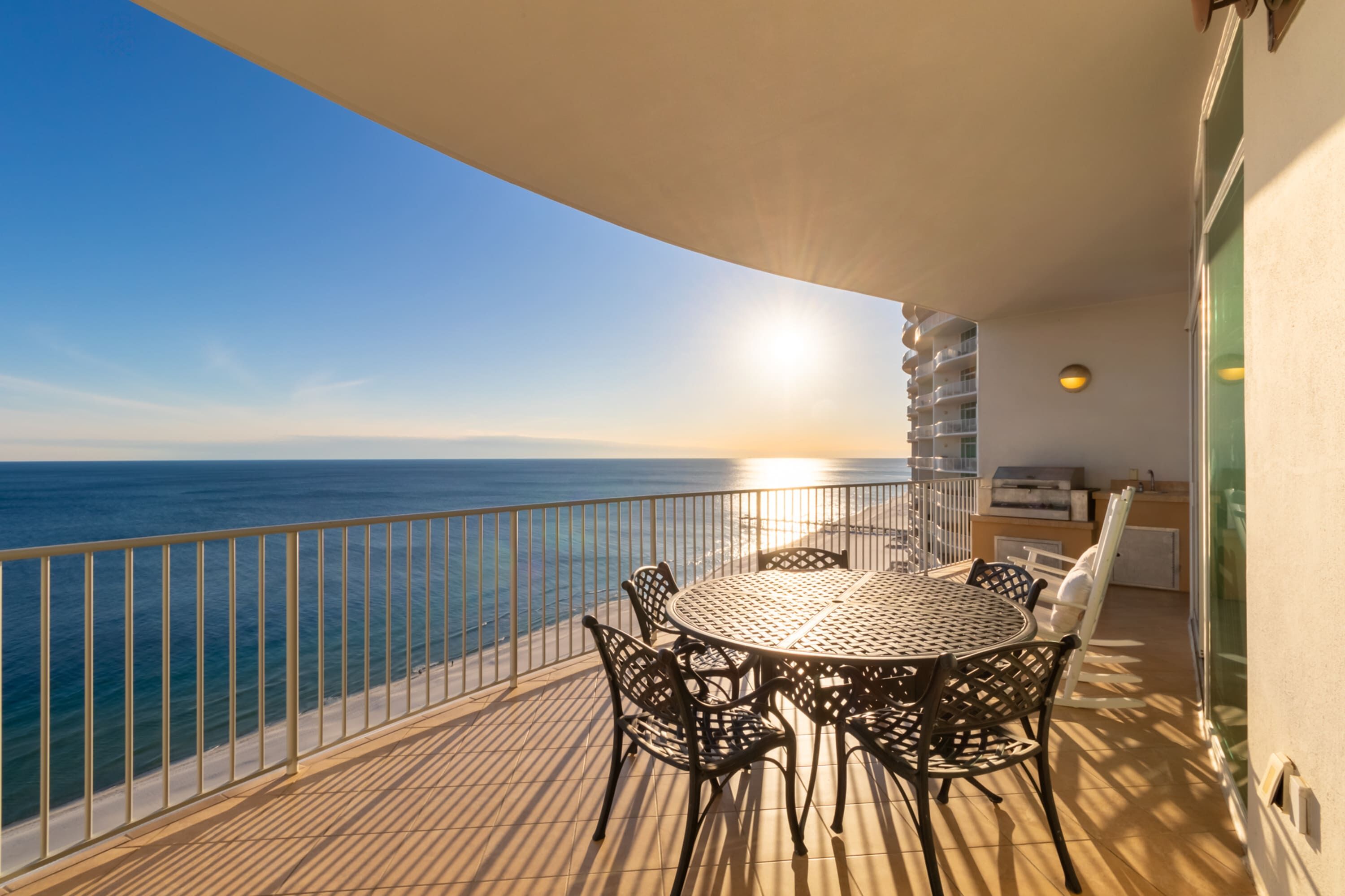 Condo Prestigio, 3 habitaciones, balcón, frente al mar | Balcón