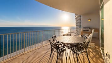 Condo Prestigio, 3 habitaciones, balcón, frente al mar | Balcón