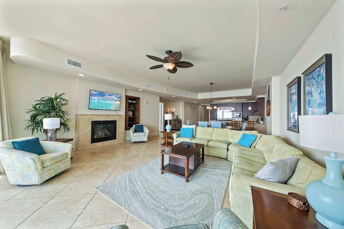 Exclusive Condo, 3 Bedrooms, Balcony, Beachside | Living room | Fireplace