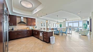 Condo exclusivo, 3 habitaciones, balcón, junto a la playa | Cocina privada | Refrigerador, microondas, horno y parrilla de estufa