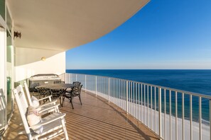 Condo có thiết kế đặc trưng, 3 phòng ngủ, ban công, sát bãi biển | Quang cảnh ban công