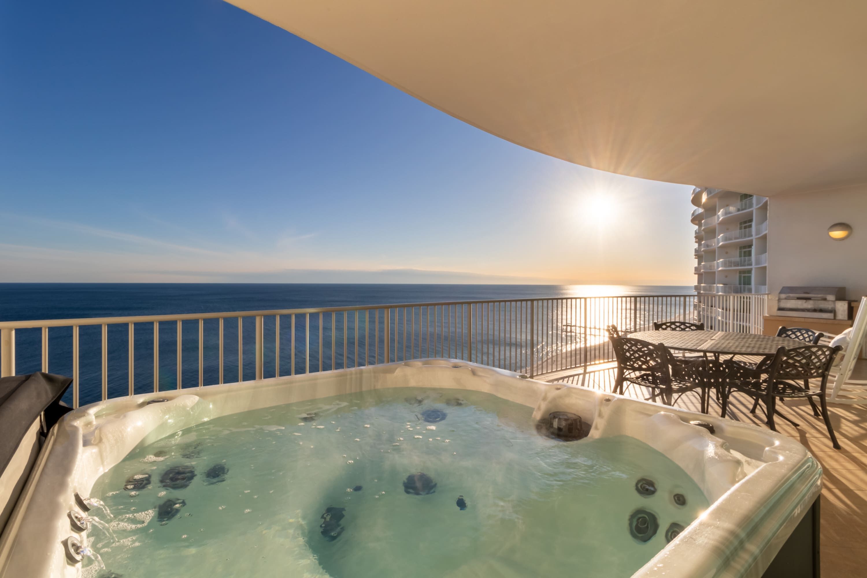 Condo có thiết kế đặc trưng, 3 phòng ngủ, ban công, sát bãi biển | Bồn tắm spa riêng