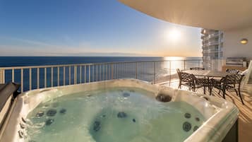 Signature Condo, 3 Bedrooms, Balcony, Beachfront | Private spa tub