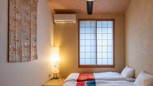 Een traditionele Japanse kamer met tatami vloeren, een shoji-schermraam en een hangende lantaarn van papier.