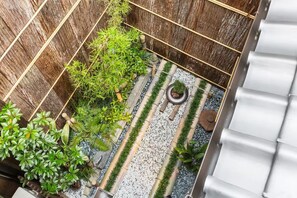 Property grounds - Kyoto's Hidden Machiya House with Free Bikes & WiFi - Family Friendly Home (Higashiyama Ward)