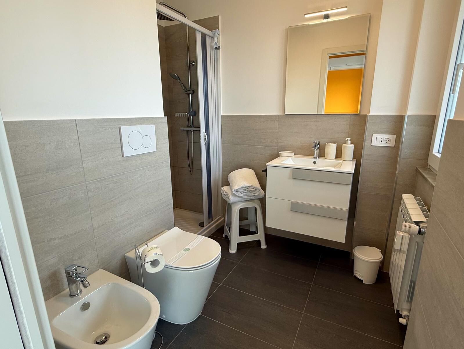 Apartment, Stadtblick | Badezimmer