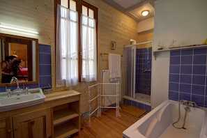 Suihku, hiustenkuivaaja, pyyhkeet, saippua