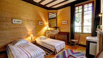 4 bedrooms, iron/ironing board, WiFi