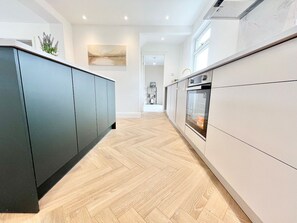 Refrigerador, microondas, horno y utensilios de cocina 