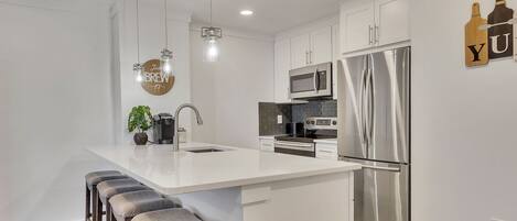 Kjøleskap, mikrobølgeovn, ovn og kokeplater