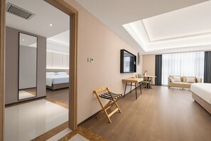 Suite – premium, byutsikt | Sengetøy av topp kvalitet, minibar, skrivebord og blendingsgardiner