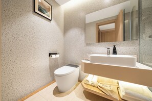 Firemannsrom – senior, byutsikt | Bad | Dusj, hårføner, tøfler og håndklær