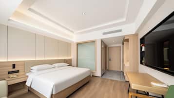 Superior tweepersoonskamer, uitzicht op de stad | Een bureau, verduisterende gordijnen, geluiddichte muren