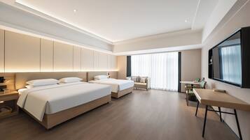 Suite – premium, byutsikt | Skrivebord, blendingsgardiner, lydisolert og strykejern/-brett