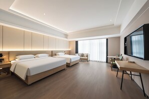 Suite – premium, byutsikt | Skrivebord, blendingsgardiner, lydisolert og strykejern/-brett