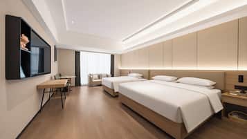 Tomannsrom – familie, byutsikt | Sengetøy av topp kvalitet, minibar, skrivebord og blendingsgardiner