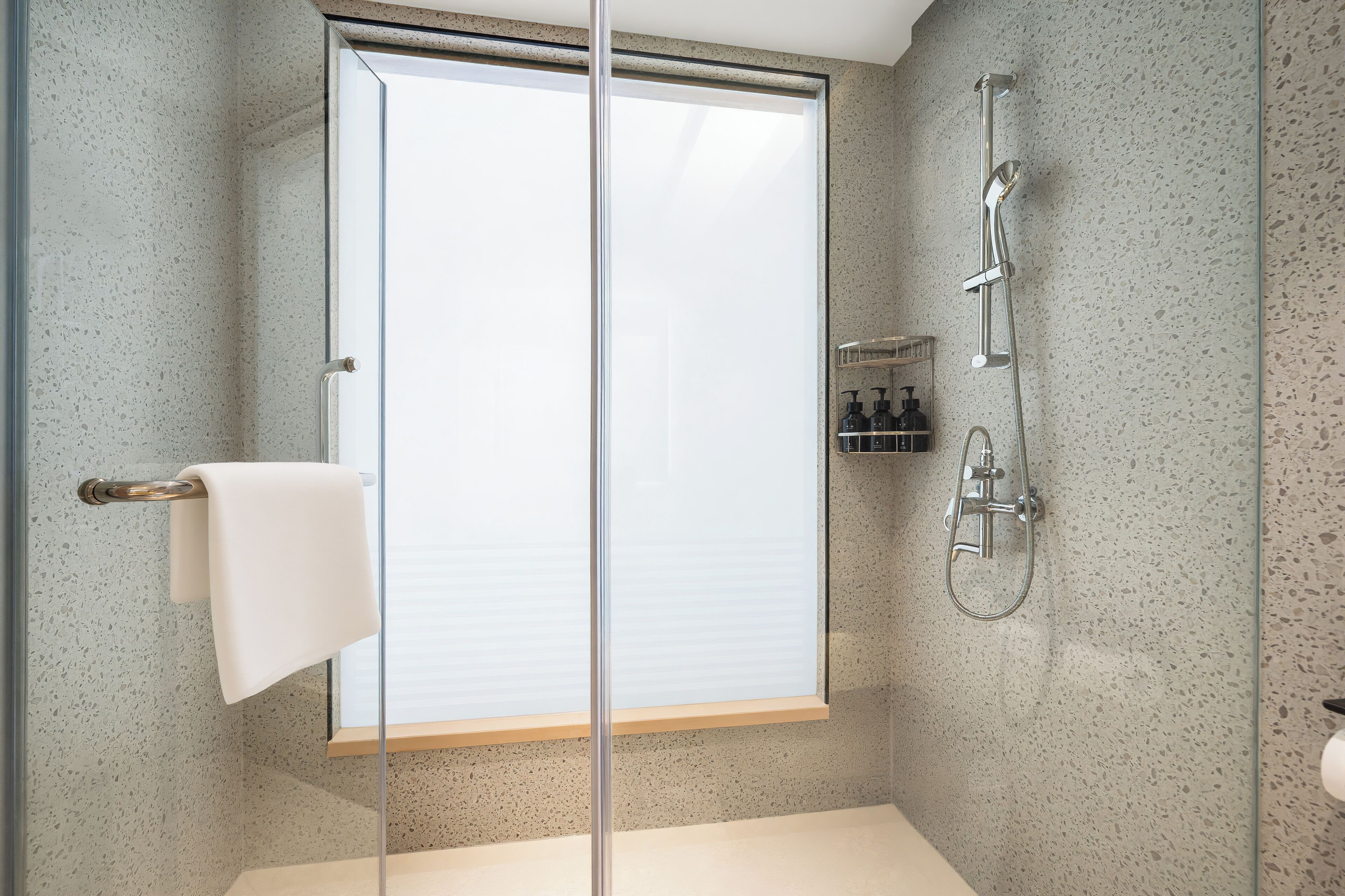 Habitación doble superior, vista a la ciudad | Baño | Regadera, secadora de cabello, pantuflas, toallas 