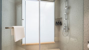 Habitación doble superior, vista a la ciudad | Baño | Regadera, secadora de cabello, pantuflas, toallas