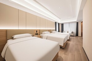 Tremannsrom – premier, byutsikt | Skrivebord, blendingsgardiner, lydisolert og strykejern/-brett