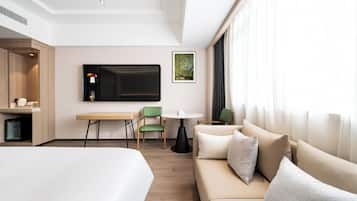 Habitación doble superior, vista a la ciudad | Escritorio, cortinas blackout y insonorización