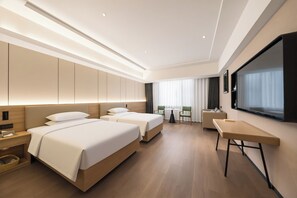 Premium bedding, minibar, desk, blackout drapes