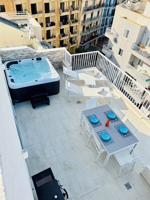 Outdoor dining - Wonderful Sunny Penthouse (San Pawl il-Baħar)