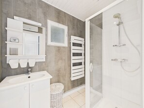 Shower, hair dryer - House 50m from the sea, 8 adults 3 children (Saint-Michel-Chef-Chef)