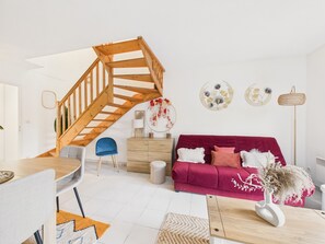 TV - Lovely holiday home for 6 with enclosed garden (Terrasson-Lavilledieu)