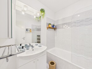 Shower, hair dryer - Lovely holiday home for 6 with enclosed garden (Terrasson-Lavilledieu)