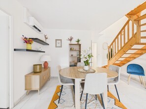 Dining - Lovely holiday home for 6 with enclosed garden (Terrasson-Lavilledieu)