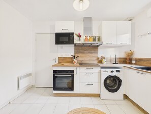 Fridge, microwave, oven, dishwasher - Lovely holiday home for 6 with enclosed garden (Terrasson-Lavilledieu)