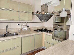 Private kitchen - Appart. very central, 3 minutes walk from the sea (Viareggio)