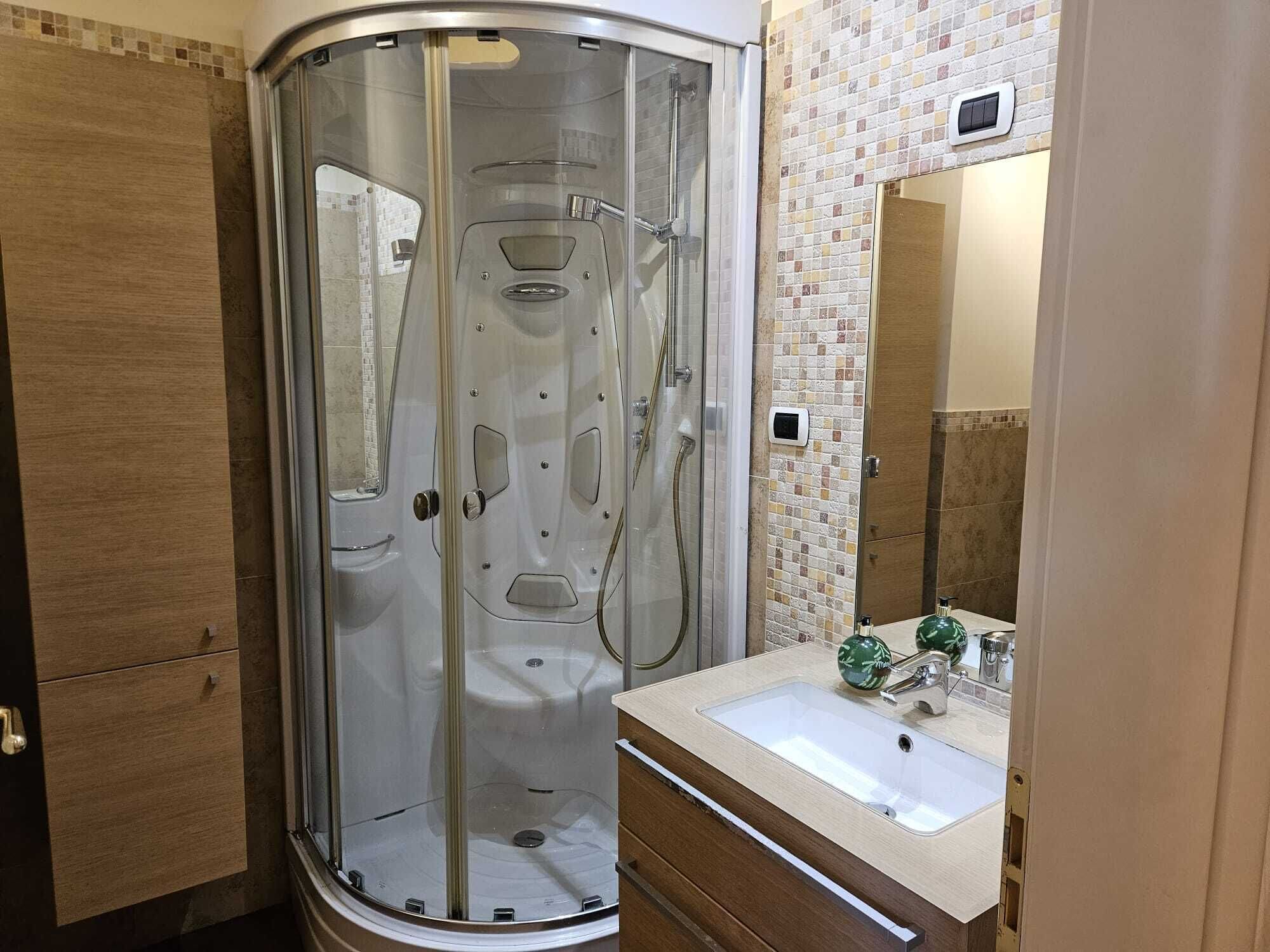 Shower, bidet, towels