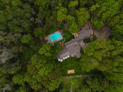 Pine Lodge 11BR: Sleeps 34 - Group Getaway & Events