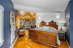 12 sovrum, skrivbord, strykjärn/strykbräda och resesäng