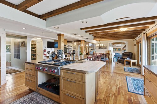 Pine Lodge 11BR: Sleeps 34 - Group Getaway & Events