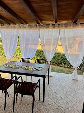 Outdoor dining - Villa 'Luna with Shared Pool', Mountain View, Wi-Fi and Air Conditioning (Buddittogliu Straulas)