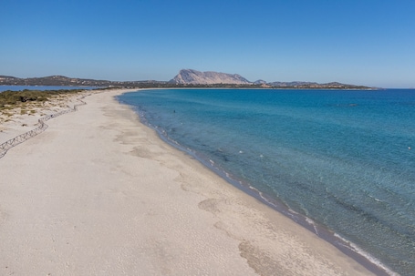 Beach nearby. Villa 'Luna with Shared Pool', Mountain View, Wi-Fi and Air Conditioning