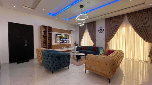 Spacious and Luxurious 3-bedroom apartment