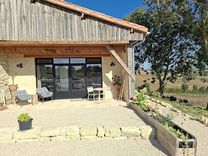 Terrace/patio - Que Pour 2, Cottage/studio Le Bonheur, 1-bedroom with swimming pool and AC Gers (Mauroux)