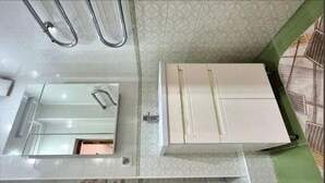 Une salle de bain avec un miroir, des toilettes et un lavabo.