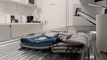 Réfrigérateur, micro-ondes, grille-pain