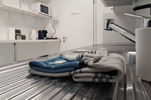 Réfrigérateur, four à micro-ondes, grille-pain