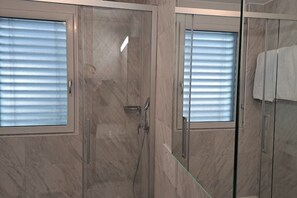 Douche, serviettes fournies